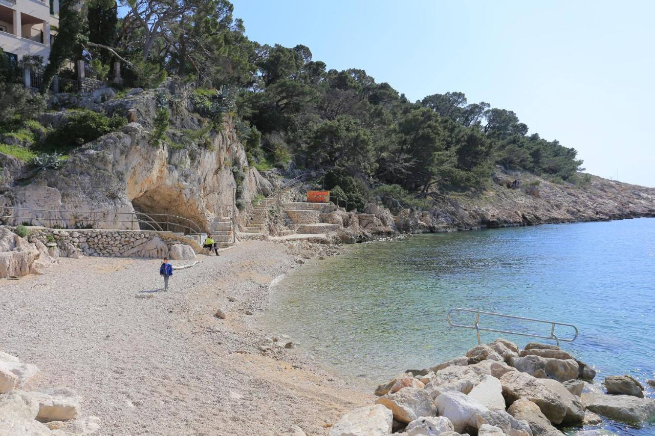 And With Wifi - 11063 3* Makarska